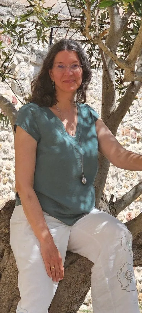 Alexandra Vollbrecht-Wehrle sitzt in einem Baum